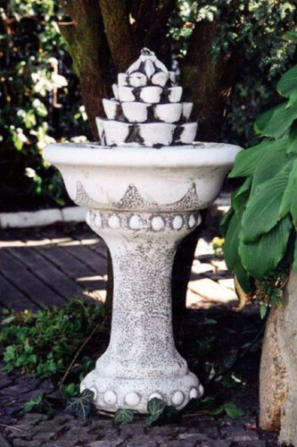 Casa Padrino Barock Garten Deko Springbrunnen Wei� / Grau  44 x H. 75 cm - Prunkvoller Gartenbrunnen im Barockstil - Runder Barock Stein Brunnen - Barock Garten Deko Accessoires