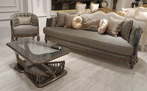 Casa Padrino Luxus Barock Wohnzimmer Set Grau / Gold - 2 Barock Sofas & 2 Barock Sessel & 1 Barock Couchtisch mit Glasplatte - Handgefertigte Luxus Wohnzimmer M�bel im Barockstil