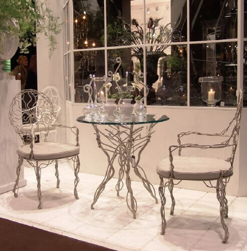 Casa Padrino Luxus Jugendstil Schmiedeeisen Garten M�bel Set Grau - 1 Runder Garten Tisch mit Glasplatte & 2 Garten St�hle mit Armlehnen und Sitzkissen - Gastronomie & Garten M�bel