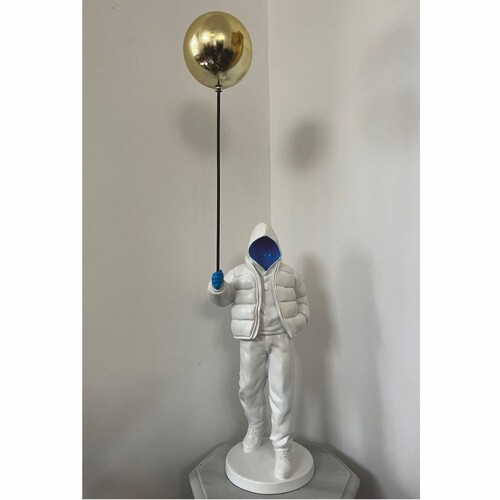 Casa Padrino Deko Skulptur Junge mit Luftballon Wei� / Blau / Gold H. 80 cm