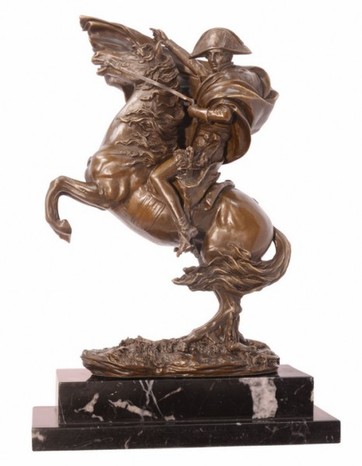 Casa Padrino Luxus Bronze Figur Napoleon auf Pferd beim �berqueren der Alpen auf Natursteinsockel - Militaria Skulptur