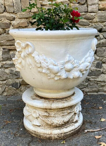 Casa Padrino Barock Blumentopf mit Sockel Wei�  47 x H. 79 cm - Prunkvoller Pflanzentopf mit rundem Sockel im Barockstil - Barock Garten Deko Accessoires