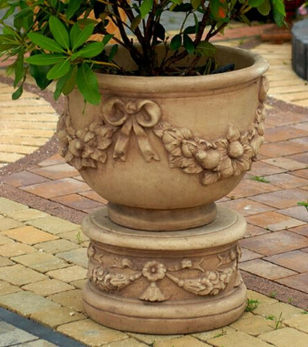 Casa Padrino Barock Blumentopf mit Sockel Beige  47 x H. 79 cm - Prunkvoller Pflanzentopf mit rundem Sockel im Barockstil - Barock Garten Deko Accessoires