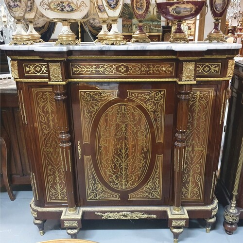 Casa Padrino Barock Boulle Kommode Braun / Gold mit wei�er Marmorplatte 130 cm - M�bel Schrank Sideboard