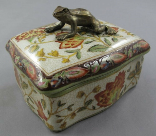 Casa Padrino Barock Schmuckschatulle Mehrfarbig / Antik Messingfarben 14 x H. 10 cm - Porzellan Aufbewahrungsbox mit Blumen Design und dekorativem Frosch Griff - Barock Deko Accessoires