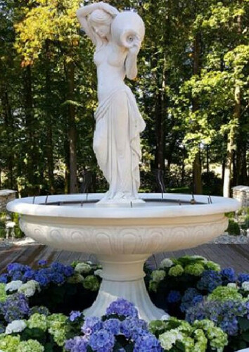 Casa Padrino Barock Springbrunnen Frau mit Krug Wei�  150 x H. 235 cm - Prunkvoller Gartenbrunnen im Barockstil - Runder Gartendeko Stein Brunnen - Barock Garten Deko Accessoires