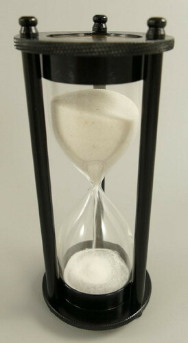 Casa Padrino Deko Sanduhr Schwarz / Wei�  7 x H. 18 cm - Schreibtisch Deko - Wohnzimmer Deko - Designer Deko - Deko Accessoires