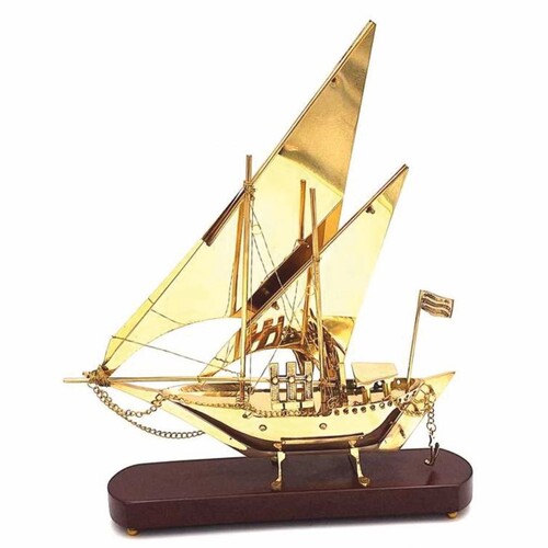 Casa Padrino Deko Messing Segelschiff auf Holzsockel Gold / Dunkelbraun H. 43 cm