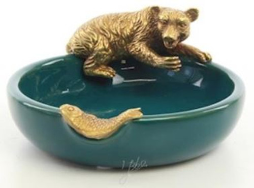 Casa Padrino Designer Porzellan Aschenbecher mit Bronzefiguren B�r & Fisch Gr�n / Gold 13 x 11,6 x H. 5,7 cm - Deko Accessoires