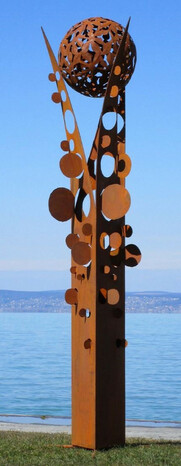 Casa Padrino Designer Stahl Garten Skulptur S�ule mit Kugel Rostfarben 75 x 70 x H. 268 cm - Handgefertigte Wetterbest�ndige Garten Dekoration