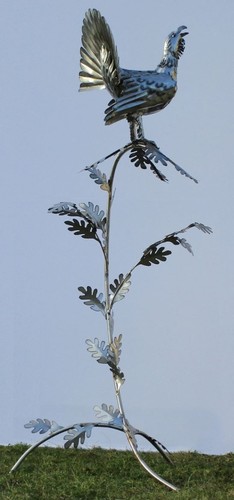 Casa Padrino Gartendeko Skulptur Hahn auf Ast Silber 87 x 70 x H. 160 cm - Handgefertigte Edelstahl Gartenfigur - Garten Dekoration