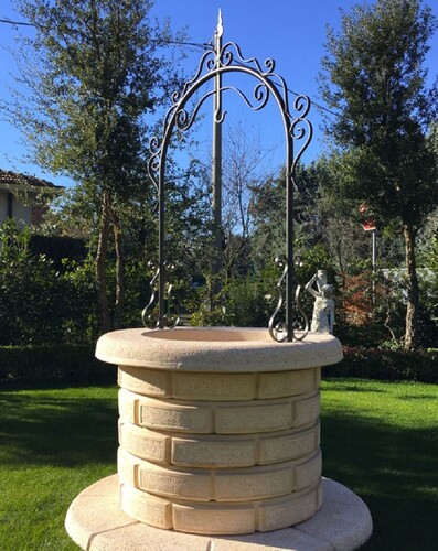 Casa Padrino Jugendstil Gartenbrunnen Sandfarben / Schwarz  130 x H. 220 cm