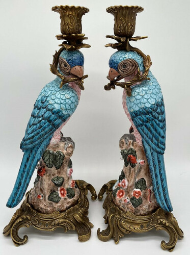 Casa Padrino Jugendstil Kerzenhalter Set Papageien Blau / Rosa / Mehrfarbig / Gold 15,3 x 15,9 x H. 36,3 cm - Elegante Porzellan Kerzenst�nder - Barock & Jugendstil Deko Accessoires