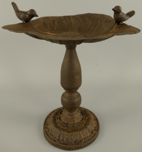 Casa Padrino Jugendstil Vogeltr�nk mit 2 dekorativen V�gelchen Antik Braun 27 x 27 x H. 28 cm - Kleines Metall Vogelbad - Gartendeko