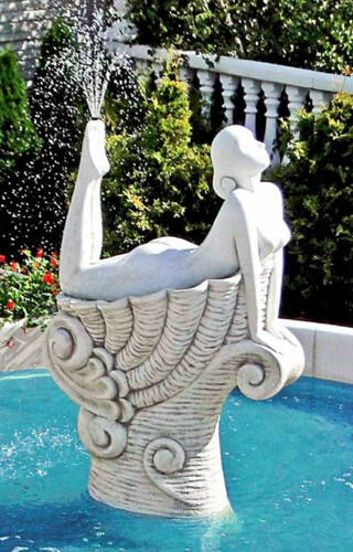 Casa Padrino Jugendstil Wasserspeier Skulptur Frau auf Muschel Wei� / Grau 111 x 80 x H. 192 cm - Prunkvolle Gartenbrunnen Wasserspeier Figur - Barock & Jugendstil Garten Deko Accessoires