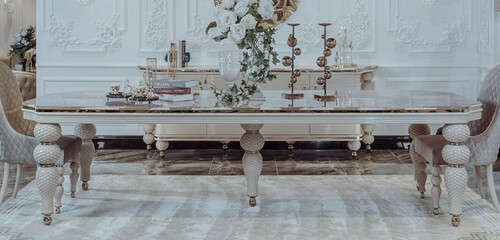 Casa Padrino Luxus Art Deco Esstisch Grau / Wei� / Gold 260 x 113 x H. 79 cm - Prunkvoller Art Deco Esszimmer Tisch mit Kunstmarmor Tischplatte - Art Deco Esszimmer M�bel - Luxus Qualit�t