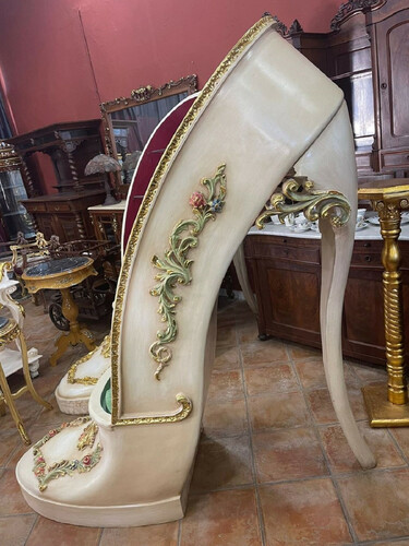 Casa Padrino Luxus Barock High Heel Vitrine Lila / Creme / Gold - Handgefertigter Massivholz Damenschuh Vitrinenschrank - Prunkvolle Barock M�bel
