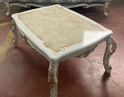 Casa Padrino Luxus Barock Massivholz Couchtisch Wei� / Beige / Gold - Handgefertigter Wohnzimmertisch im Barockstil - Barock Wohnzimmer M�bel - Edel & Prunkvoll