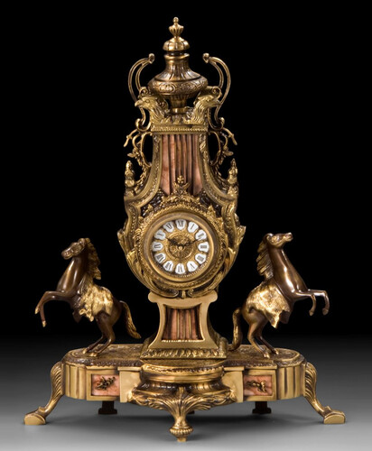 Casa Padrino Luxus Barock Tischuhr Gold / Bronze / Beige 43 x H. 54 cm - Handgefertigte Bronze Uhr im Barockstil - Barock Schreibtischuhr - Barock Schreibtisch Deko - Barock Deko Accessoires