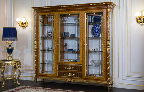 Casa Padrino Luxus Barock Vitrine Hellbraun / Braun / Gold 239 x 57 x H. 221 cm - Prunkvoller Massivholz Vitrinenschrank mit 3 Glast�ren - Hotel Restaurant Schloss M�bel - Luxus Qualit�t - Made in Italy