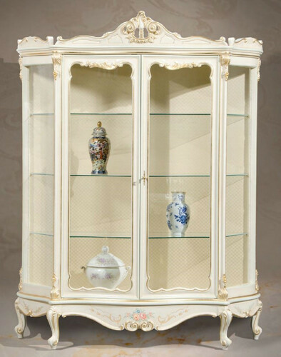 Casa Padrino Luxus Barock Vitrine Wei� / Cremefarben / Mehrfarbig / Gold - Handgefertigter Vitrinenschrank mit 2 T�ren - Prunkvolle Barock M�bel - Luxus Qualit�t - Made in Italy