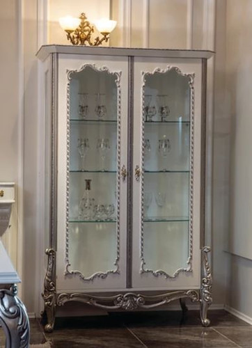 Casa Padrino Luxus Barock Vitrine Wei� / Silber 125 x 55 x H. 195 cm - Edler Massivholz Vitrinenschrank mit 2 Glast�ren und 3 Glasregalen - M�bel im Barockstil