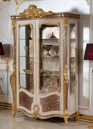 Casa Padrino Luxus Barock Vitrine Wei� / Braun / Gold - Prunkvoller Massivholz Vitrinenschrank mit 2 Glast�ren und 3 Glasregalen - Barock M�bel - Edel & Prunkvoll