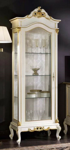 Casa Padrino Luxus Barock Vitrine Wei� / Gold - Handgefertigter Massivholz Vitrinenschrank mit Glast�r - Prunkvolle Barock M�bel - Luxus Qualit�t - Made in Italy