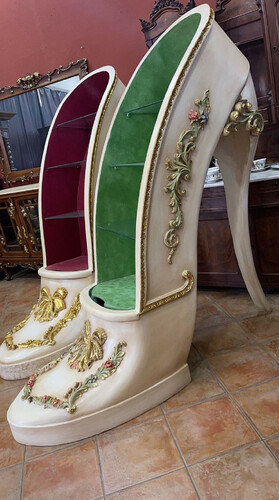 Casa Padrino Luxus Barock High Heel Vitrine Gr�n / Creme / Gold - Handgefertigter Massivholz Damenschuh Vitrinenschrank - Prunkvolle Barock M�bel