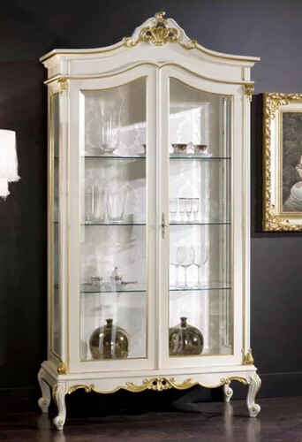 Casa Padrino Luxus Barock Vitrine Wei� / Gold - Handgefertigter Massivholz Vitrinenschrank mit 2 Glast�ren - Prunkvolle Barock M�bel - Luxus Qualit�t - Made in Italy
