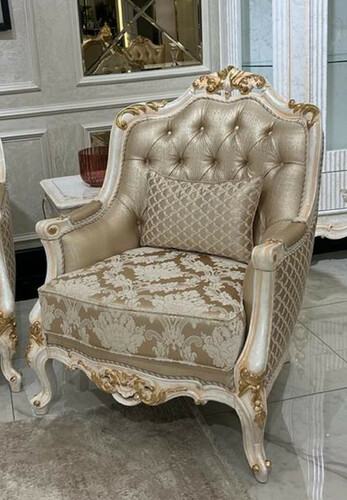 Casa Padrino Luxus Barock Wohnzimmer Sessel Gold / Wei� / Gold - Handgefertigter Barockstil Sessel mit elegantem Muster und dekorativem Kissen - Barock Wohnzimmer M�bel