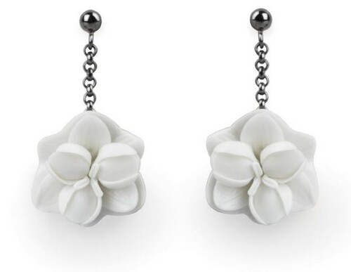 Casa Padrino Luxus Damen Ohrringe Orchidee Matt Wei / Silber - Ruthenium Silber Ohrringe mit feinstem spanischen Porzellan - Damen Ohrschmuck - Luxus Damenschmuck