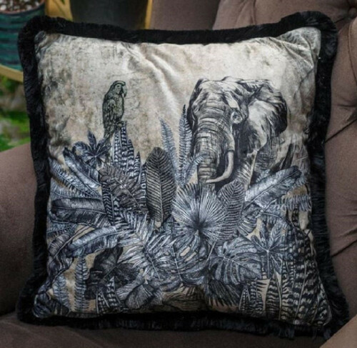 Casa Padrino Luxus Deko Kissen Afrika Beige / Schwarz / Wei� 45 x 45 cm - Bedrucktes Samt Kissen mit Fransen - Edles Zierkissen - Luxus Kollektion