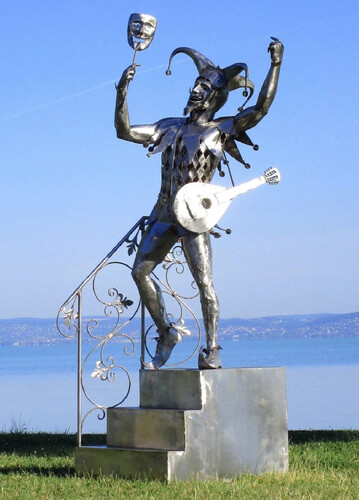 Casa Padrino Luxus Deko Narren Skulptur auf Treppe Silber 110 x 112 x H. 277 cm - Garten Deko Narrenfigur - Gro�e Edelstahl Skulptur - Garten Skulpturen - Metall Skulpturen