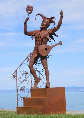 Casa Padrino Luxus Deko Narren Skulptur auf Treppe Rost 110 x 112 x H. 277 cm - Garten Deko Narrenfigur - Gro�e Stahl Skulptur - Garten Skulpturen - Metall Skulpturen