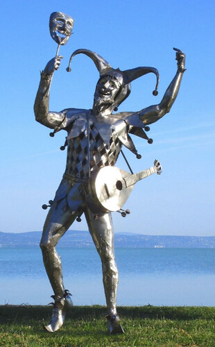 Casa Padrino Luxus Deko Narren Skulptur Silber 101 x 85 x H. 212 cm - Garten Deko Narrenfigur - Gro�e Edelstahl Skulptur - Garten Skulpturen - Metall Skulpturen