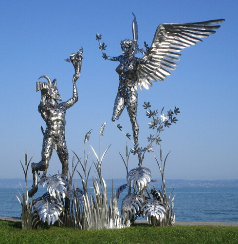 Casa Padrino Luxus Deko Skulptur Engel und Pan Silber 325 x 173 x H. 370 cm - Riesige Edelstahl Skulptur - Riesige Garten Deko Figur - Garten Skulpturen - Metall Skulpturen