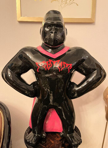 Casa Padrino Luxus Deko Skulptur Gorilla Affe Schwarz / Rosa H. 75 cm - Wetterbest�ndige Deko Figur - Wohnzimmer Deko Figur - Garten Deko Figur - Luxus Deko Tierfigur