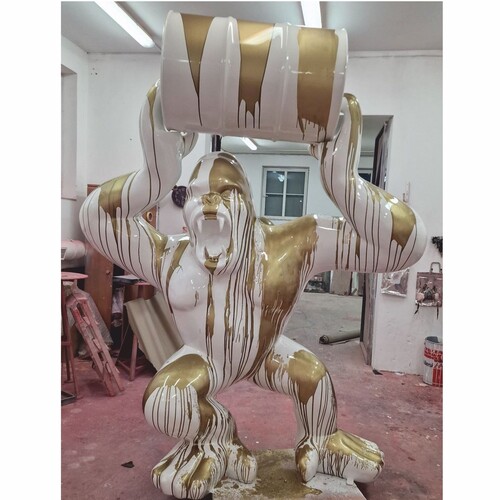 Casa Padrino XXL Skulptur Gorilla Affe mit Fass Wei� / Gold H. 250 cm - Garten Deko