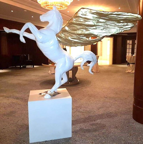 Casa Padrino Luxus Dekofigur Pegasus Pferd Wei� / Gold 192 x H. 200 cm - Wetterbest�ndige Gartendeko Skulptur - Hotel & Restaurant Deko