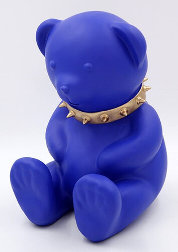 Casa Padrino Luxus Designer Dekofigur Teddyb�r mit Halsband Blau / Gold H. 31 cm - Kunstharz Deko Skulptur - Luxus Deko Figur - Designer Deko Figur - Luxus Accessoires