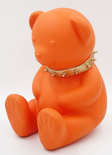 Casa Padrino Luxus Designer Dekofigur Teddyb�r mit Halsband Orange / Gold H. 31 cm - Kunstharz Deko Skulptur - Luxus Deko Figur - Designer Deko Figur - Luxus Accessoires