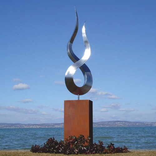 Casa Padrino Luxus Garten Deko Metall Skulptur Flamme auf S�ule Silber / Rost H. 301 cm