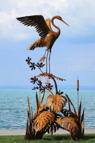 Casa Padrino Luxus Stahl Garten Skulptur Reiher auf Ast Rostfarben 103 x 108 x H. 218 cm - Handgefertigte Garten Deko Figur - Luxus Garten Dekoration