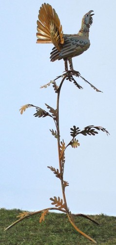 Casa Padrino Gartendeko Skulptur Hahn auf Ast Rostfarben 87 x 70 x H. 160 cm - Handgefertigte Gartenfigur - Garten Dekoration