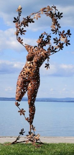 Casa Padrino Designer Gartendeko Skulptur Frau Rostfarben 137 x 110 x H. 255 cm - Riesige Gartenfigur - Luxus Garten Dekoration