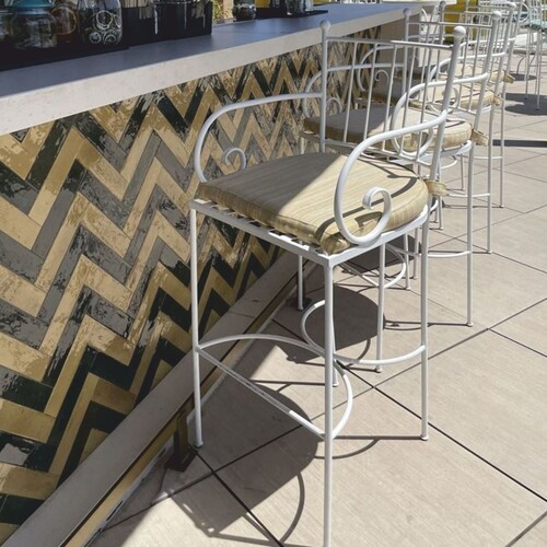 Casa Padrino Luxus Jugendstil Schmiedeeisen Barstuhl mit Armlehnen Wei� / Beige H. 117 cm