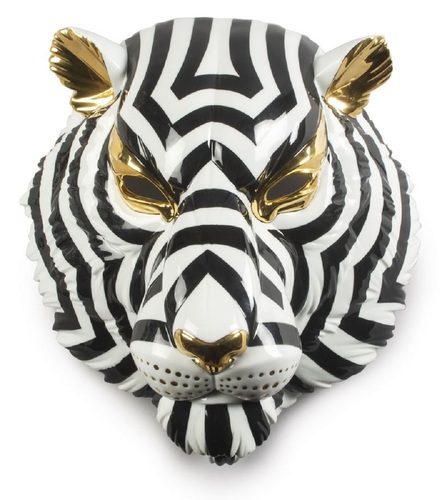 Casa Padrino Luxus Porzellan Deko Maske Tiger Schwarz / Wei� / Gold 30 x 23 x H. 38 cm - Moderne handgefertigte Wanddeko - Erstklassische Qualit�t - Made in Spain