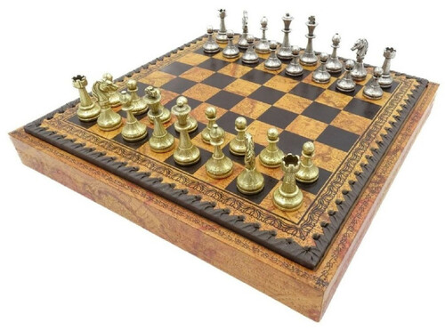 Casa Padrino Luxus Schach Set Braun / Schwarz / Gold / Silber 28 x 28 x H. 3,5 cm - Luxus Schachspiel - Leder �hnliches Schachbrett mit Metall Schachfiguren - Luxus Deko Accessoires