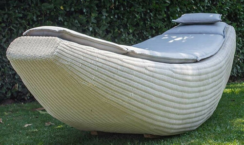 Casa Padrino Luxus Schaukelliege Wei� / Fliederfarben 230 x 75 x H. 70 cm - Handgewebte Wetterbest�ndige Gartenliege - Moderne Poolliege - Garten M�bel - Hotel M�bel